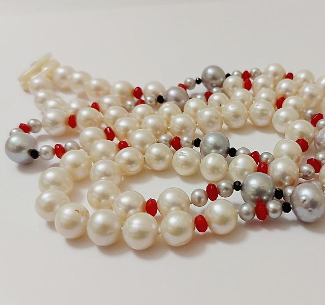 Collana di Perle bianche e Grigie con rondelle di Agata Rossa