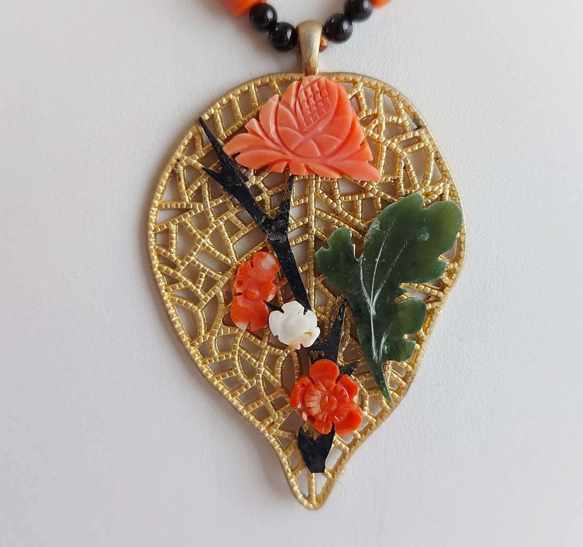 Collana di Corallo e Onice con ciondolo