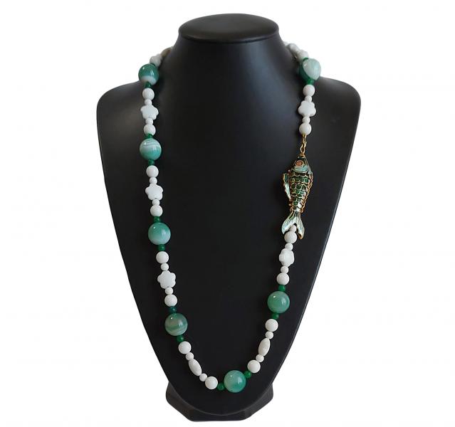 Collana_in_Agata_Bianca_e_Verde_con_Pesce_in_metallo_smaltato
