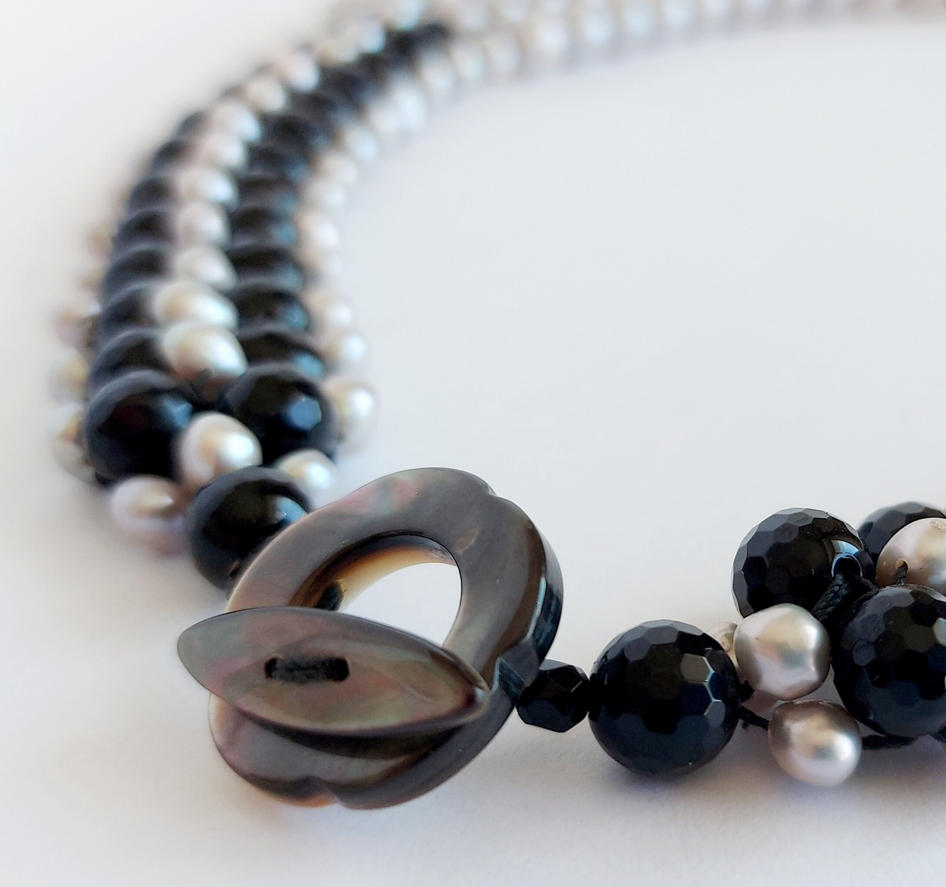 Collana Chanel a 3 fili in perle e onice nero