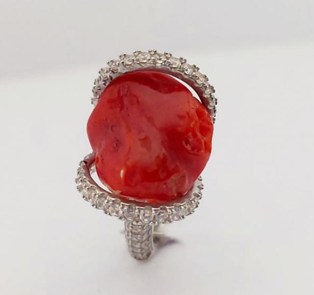 Anello in Argento con sasso di Corallo grezzo e zirconi