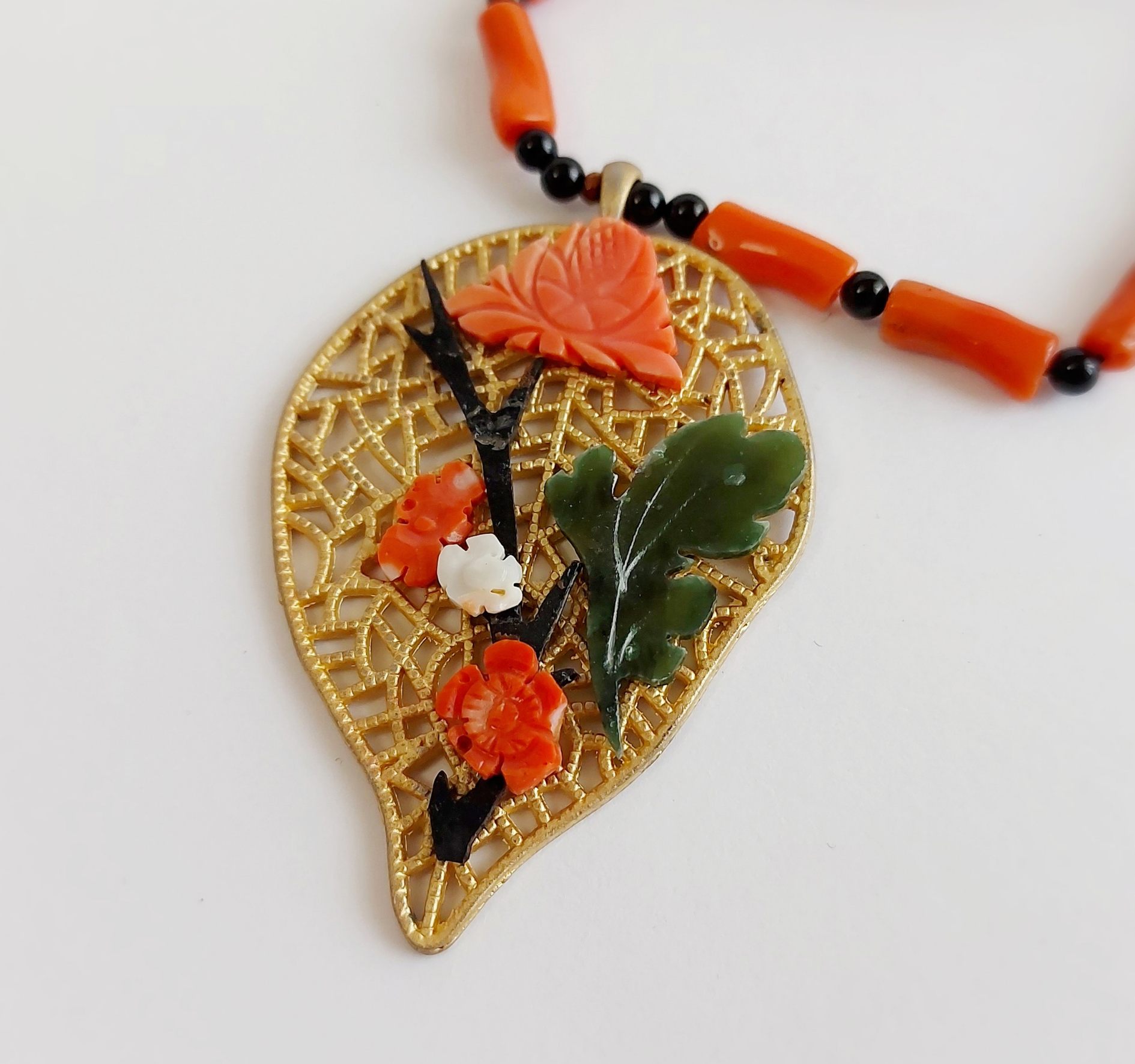 Collana di Corallo e Onice con ciondolo