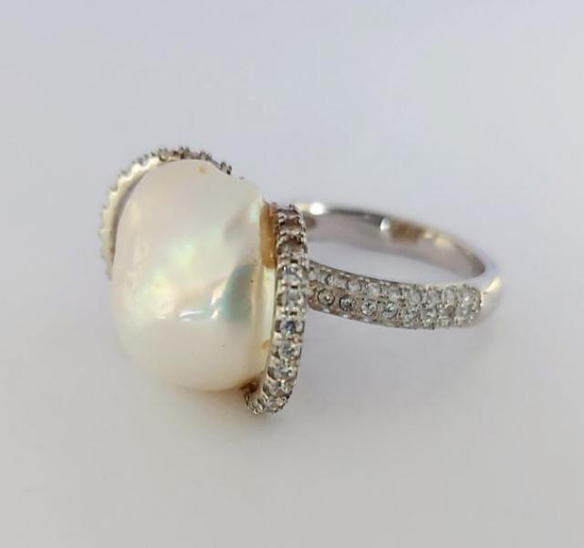 Anello in Argento con Perla bianca e Zirconi
