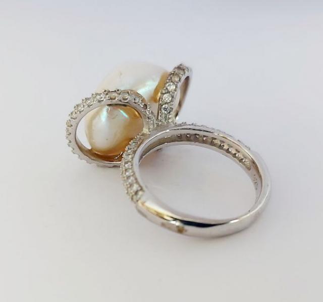 Anello in Argento con Perla bianca e Zirconi