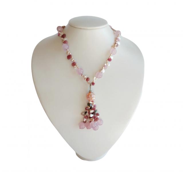 Collana_con_ciondolo_in_Tormalina_Rosa,_Perle_e_Calcedonio_lilla