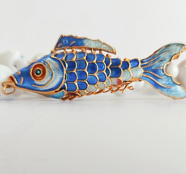 Collana in Agata Bianca e Blu con Pesce in metallo smaltato