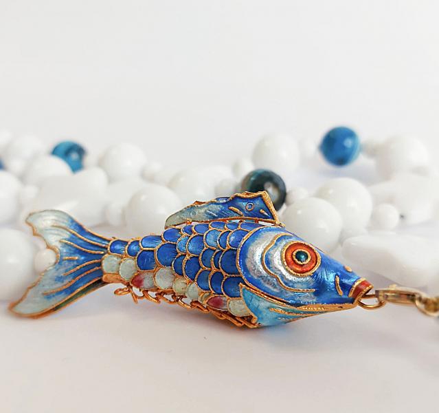 Collana in Agata Bianca e Blu con Pesce in metallo smaltato