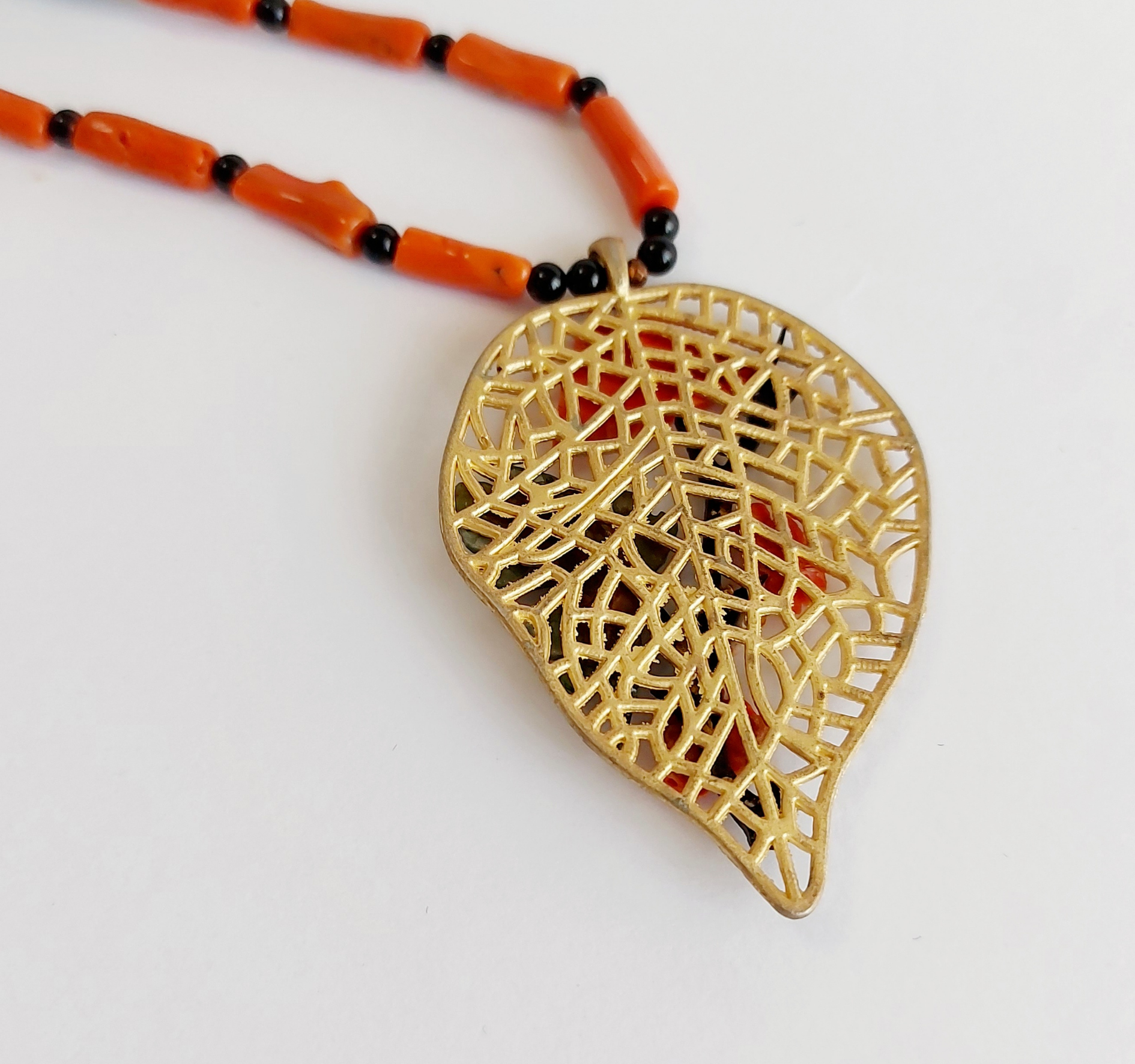 Collana di Corallo e Onice con ciondolo