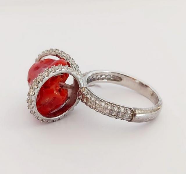 Anello in Argento con sasso di Corallo grezzo e zirconi