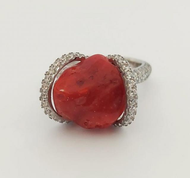 Anello in Argento con sasso di Corallo grezzo e zirconi