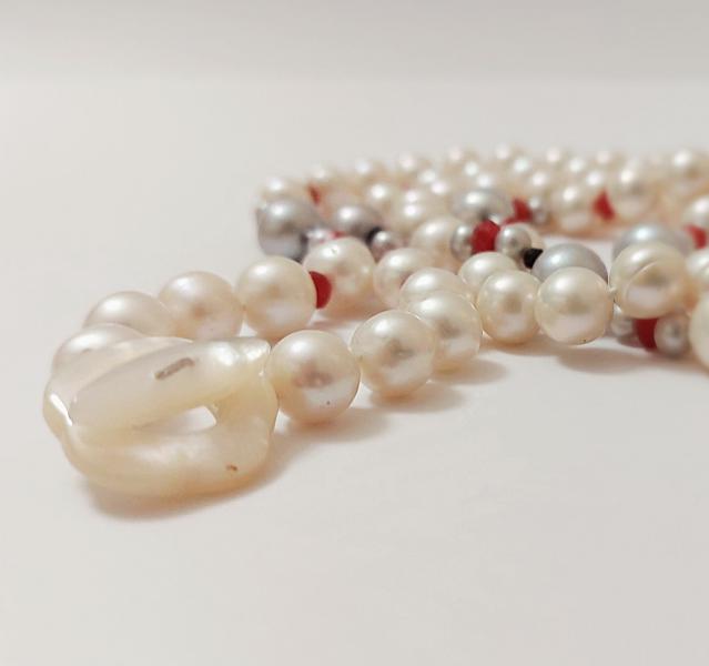Collana di Perle bianche e Grigie con rondelle di Agata Rossa