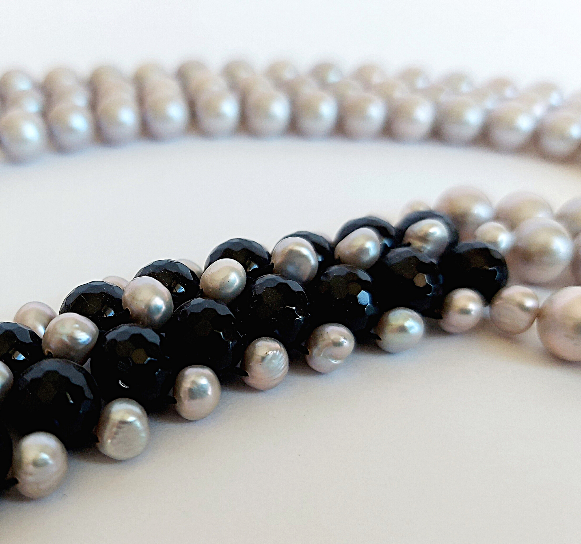 Collana Chanel a 3 fili in perle e onice nero