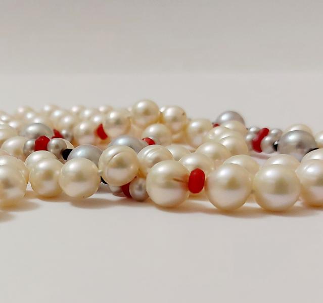 Collana di Perle bianche e Grigie con rondelle di Agata Rossa