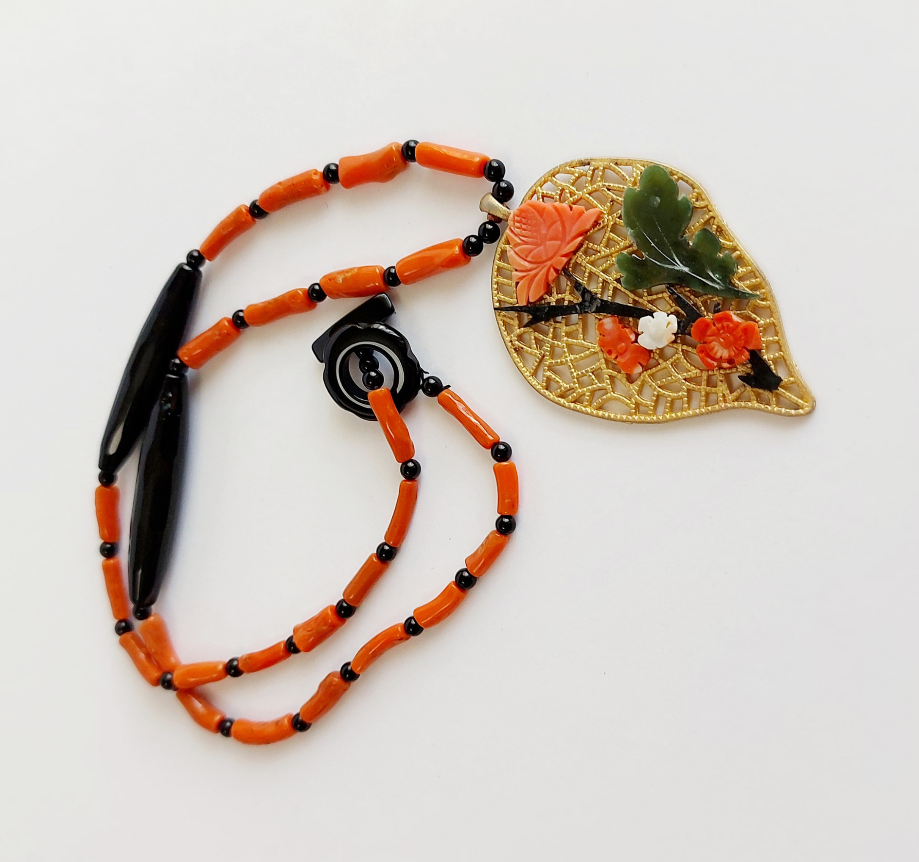 Collana di Corallo e Onice con ciondolo