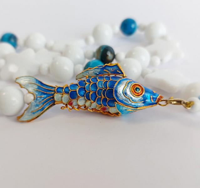 Collana in Agata Bianca e Blu con Pesce in metallo smaltato