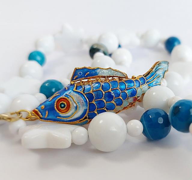 Collana in Agata Bianca e Blu con Pesce in metallo smaltato