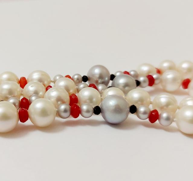 Collana di Perle bianche e Grigie con rondelle di Agata Rossa