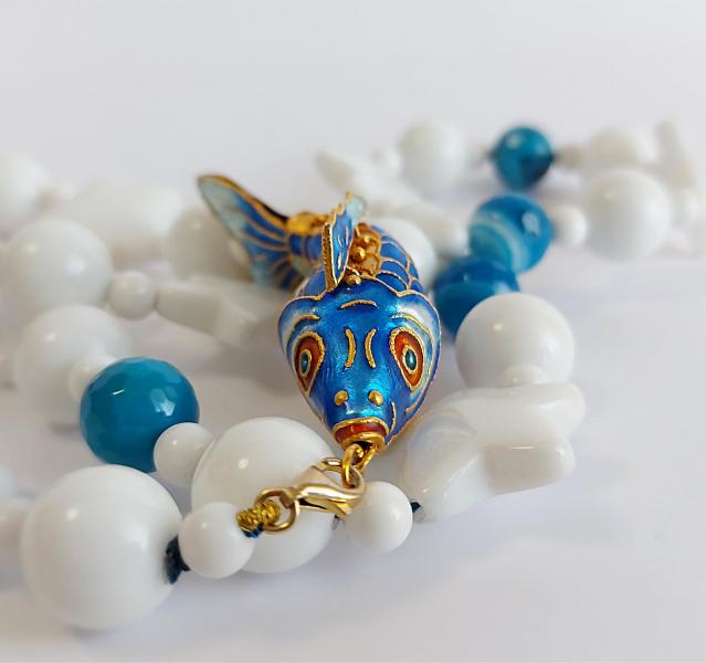 Collana in Agata Bianca e Blu con Pesce in metallo smaltato