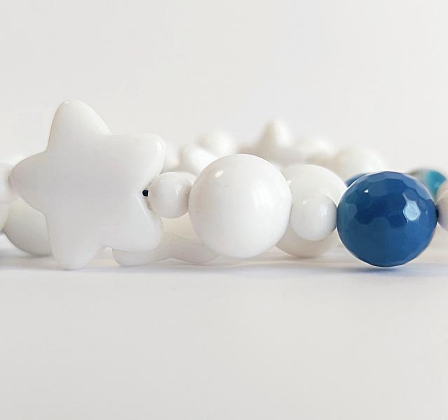 Collana in Agata Bianca e Blu con Pesce in metallo smaltato