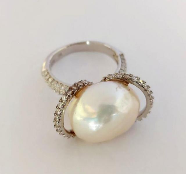 Anello in Argento con Perla bianca e Zirconi