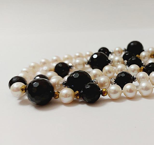 Collana di Perle, Agata nera