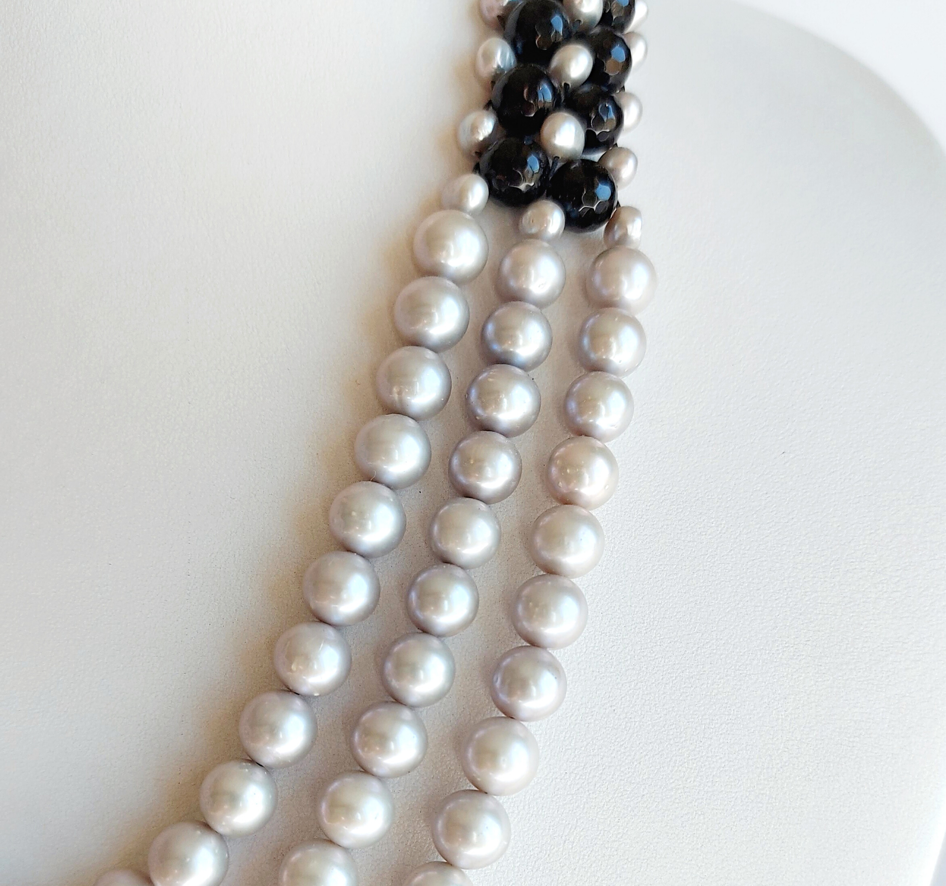Collana Chanel a 3 fili in perle e onice nero